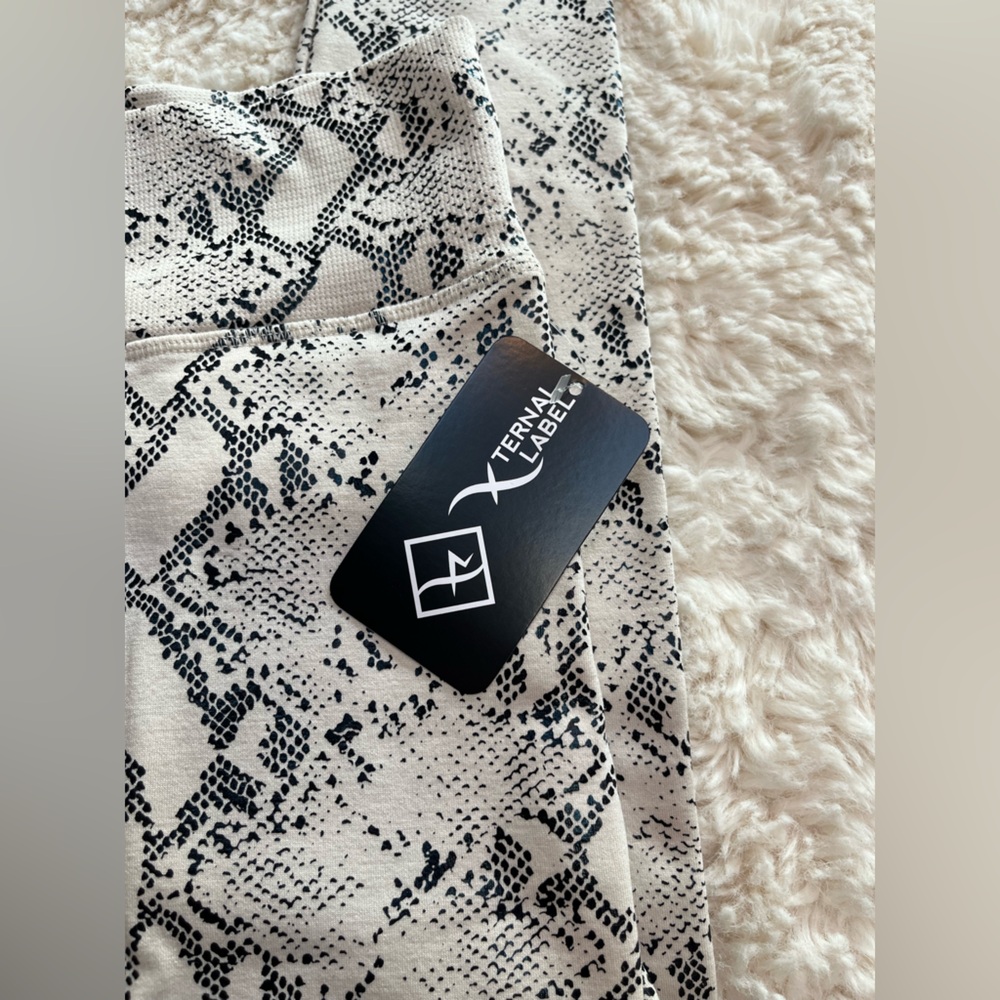 NWT Zenana Fleece Lined Snake Print Leggings S/M - Picture 3 of 10